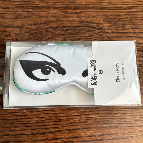 DVF TRAVEL BUNDLE - Picture 4 of 4